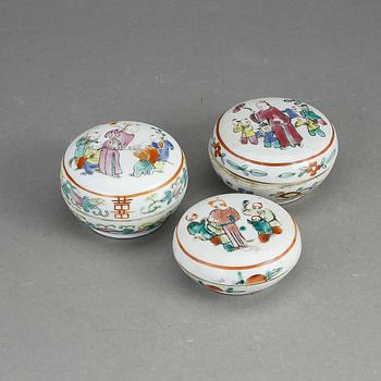 ASKAR MED LOCK, 3 st, porslin, Kina, 1800-tal.