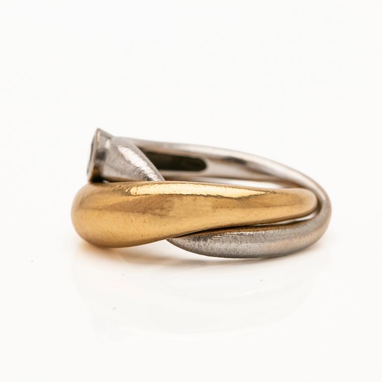 Ole Lynggaard, Ring, "Fidelity", 18K guld och vitguld med en rund briljantslipad diamant ca 0.32 ct.