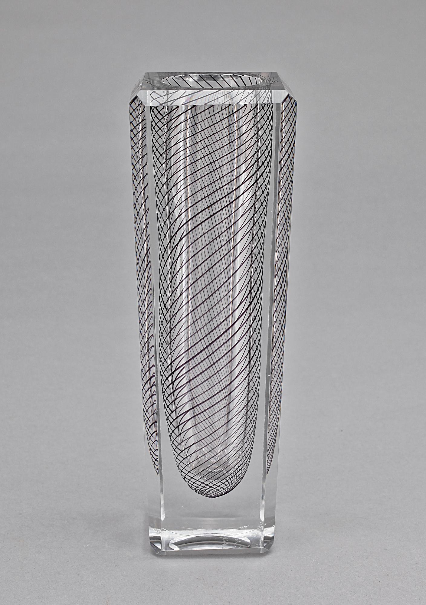 VICKE LINDSTRAND, glasvas, Kosta, sign LS 639.