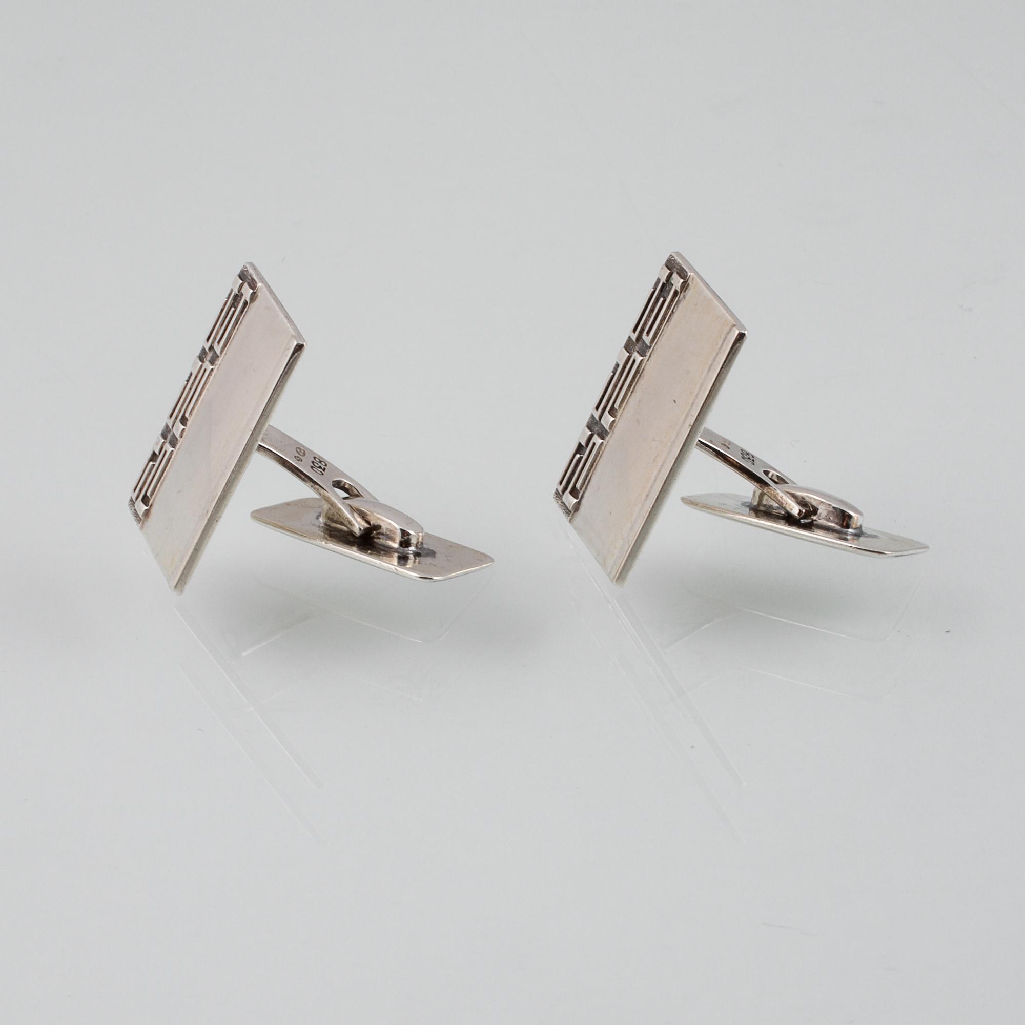 MANCHETTKNAPPAR, 3 par, silver samt pärlemor, ett par från Gustav Dahlgren & Co, Malmö. Total vikt 35,9 gram.