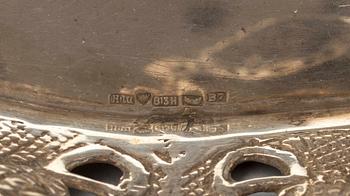 KORG, silver, Hopeavalu, Helsingfors, 1955 samt BRICKA, silver, Auran Kultaseppä Oy, Åbo 1955. Tot. vikt 539g.