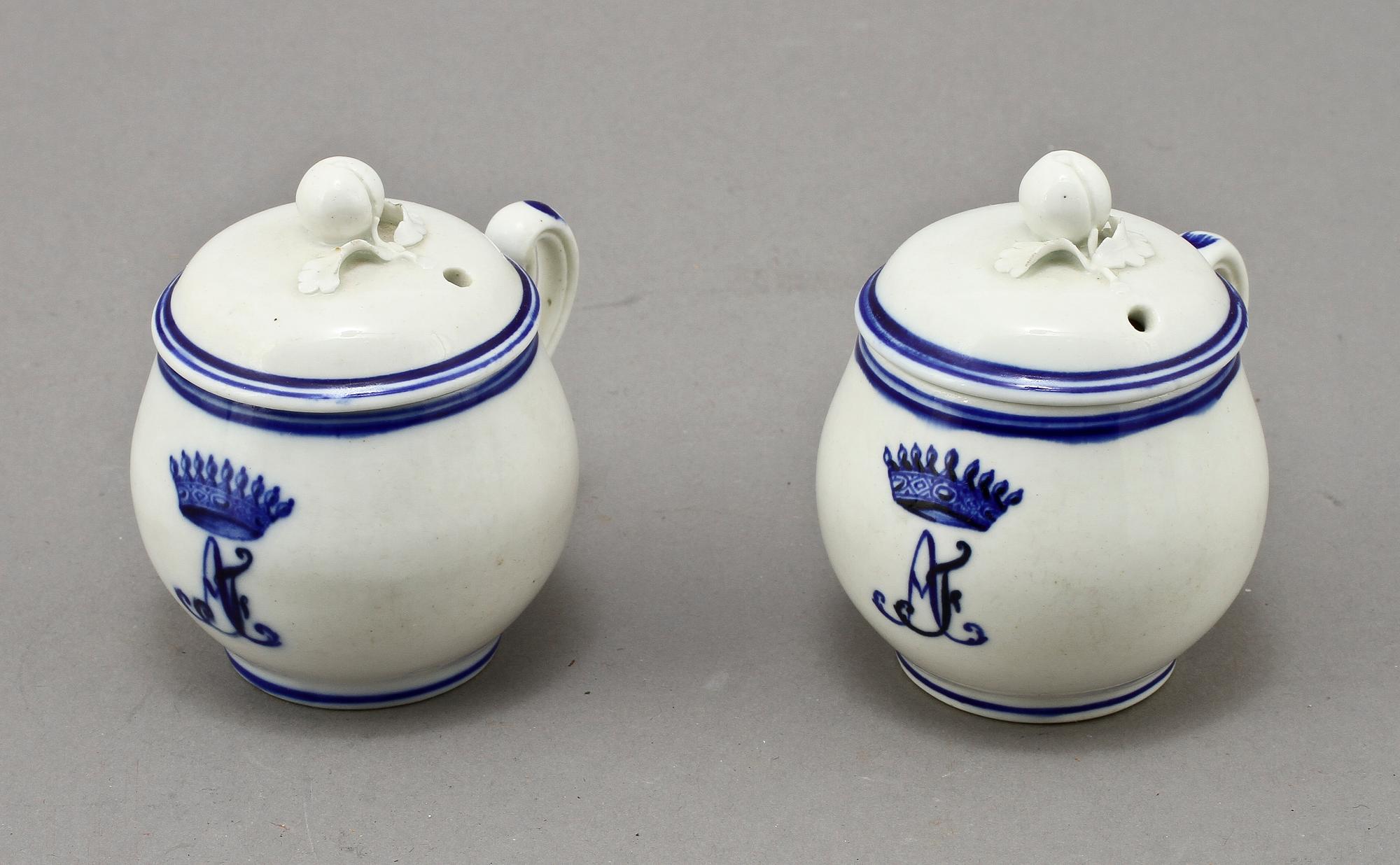 CREMEKOPPAR, ett par, porslin, 1900-talets första kvartal.