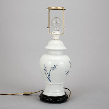 BORDSLAMPA, porslin. Kina, 1900-tal.