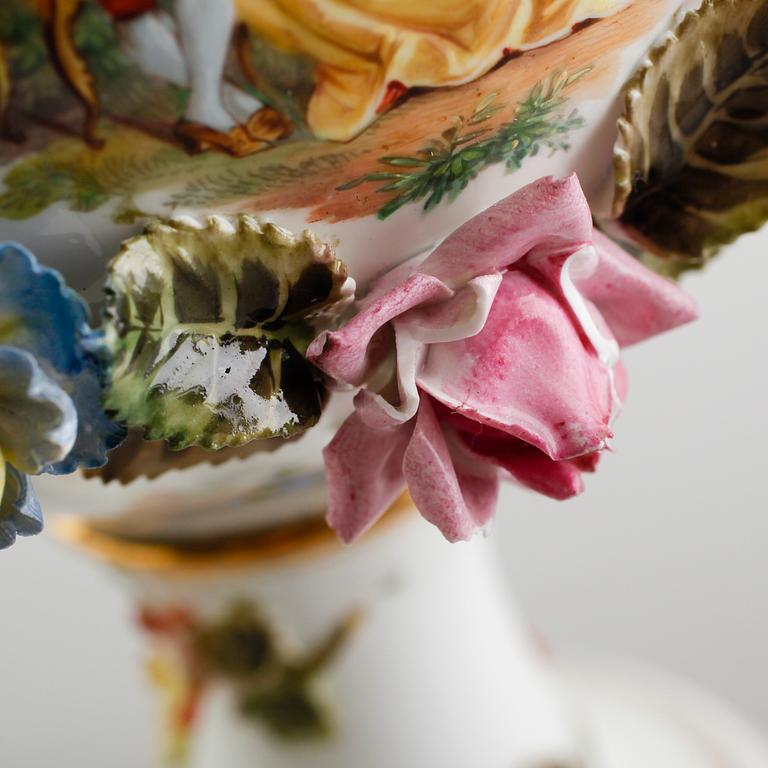 URNA, porslin, 1900-talets första hälft.