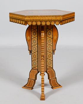 PIEDESTAL, orientalisk, 1900-tal.