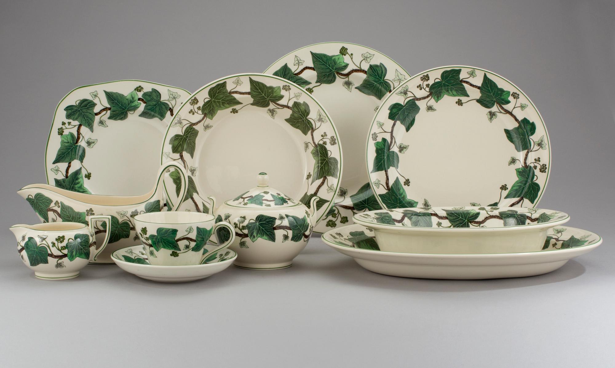SERVISDELAR, porslin, 37 delar, "Napoleon Ivy", Wedgwood.