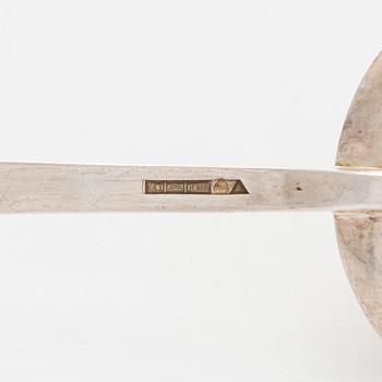 Tillander, Tarjoiluvälineitä, 9 kpl, hopeaa, joista viisi leimattu Matti Honkanen, Helsinki 1955-1962.