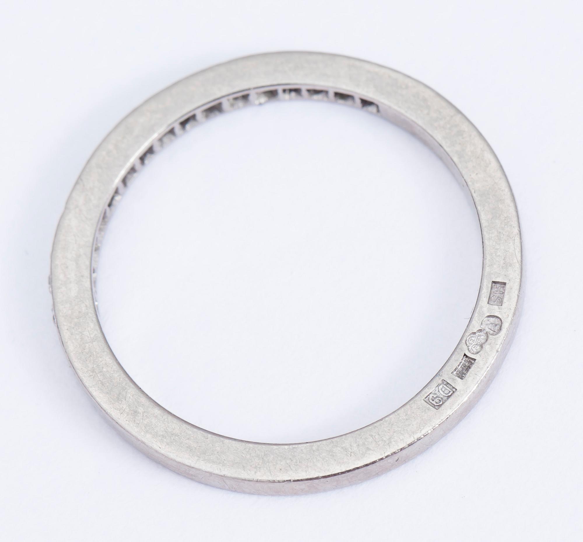 RING, 18 k vitguld med 16 gammalslipade diamanter ca 0,16 ct. Strömdahl Hugo, Stockholm, 1954. Vikt ca 3 g.