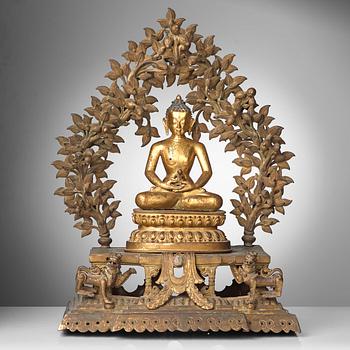 BUDDHA på hög TRON med MANDORLA, förgylld och patinerad kopparlegering. Nepal, 17/1800-tal.