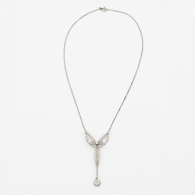 Platinum necklace with old-cut diamonds, circa 1900.