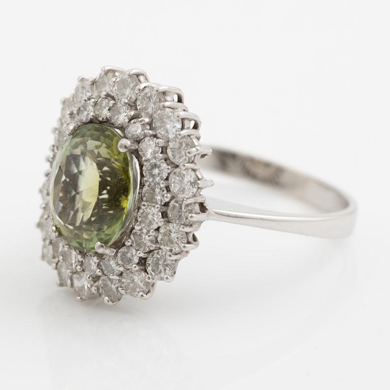 Ring, cocktailring 18K vitguld med ljusgrön turmalin och briljantslipade diamanter.
