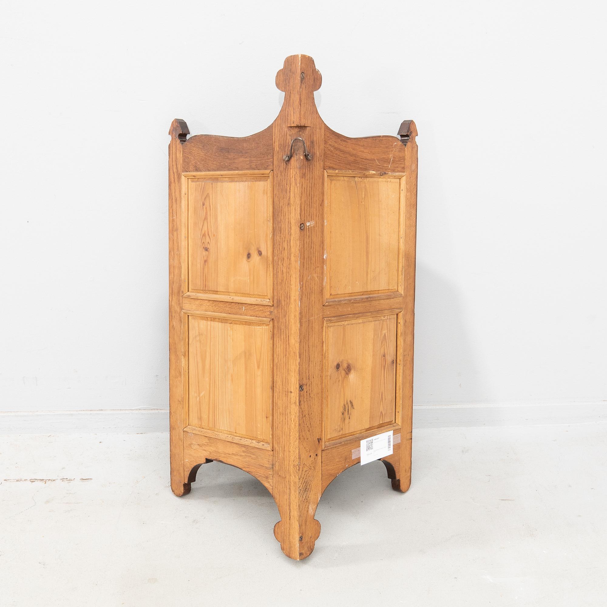 Hörnvägghylla omkring 1900.