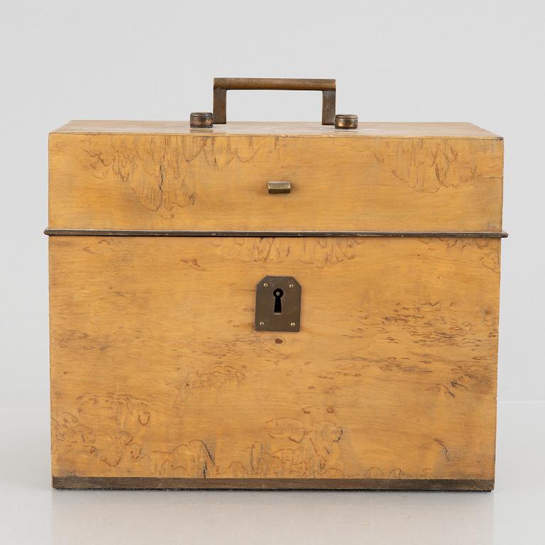 A flask box, 19th century.