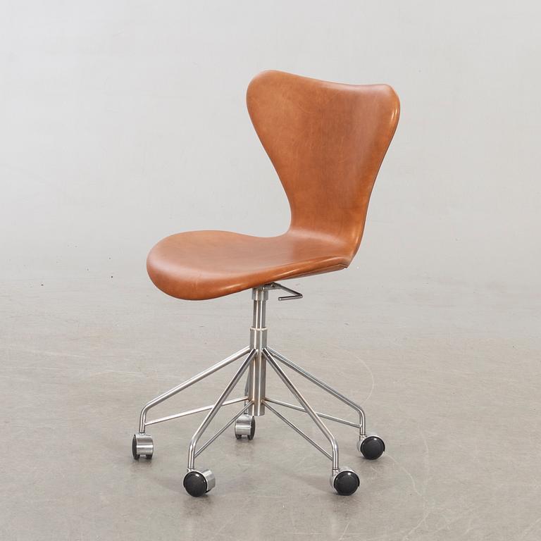 Arne Jacobsen, a "Sjuan" office chair.
