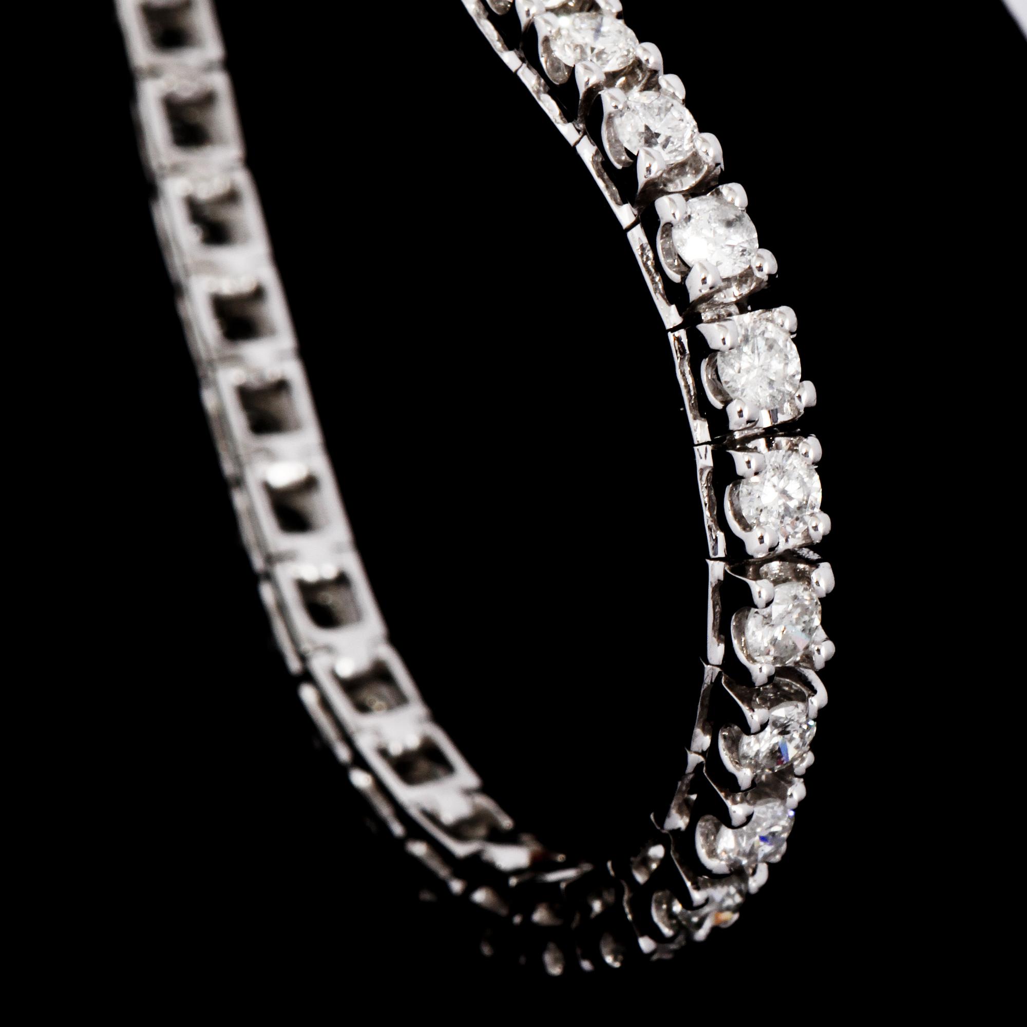 ARMBAND, 18k vitguld med briljantslipade diamanter, 2.21 ct. Vikt 7,5 g.