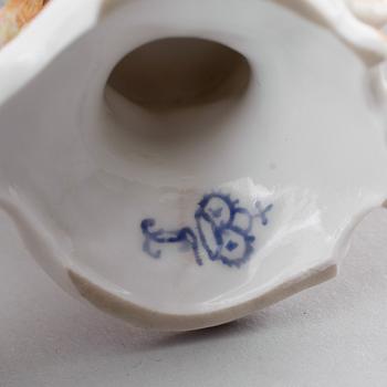FIGURER, 3 st, porslin, bl a Neapel, 1900-talets första hälft.