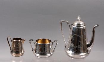 TOILETTEUPPSÄTTNING samt KAFFESERVIS, glas resp nysilver, bl a GAB, tidigt 1900-tal.