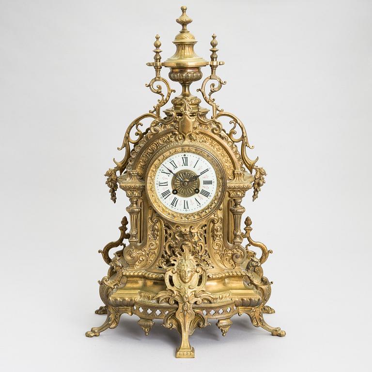 A mantel clock around 1900.