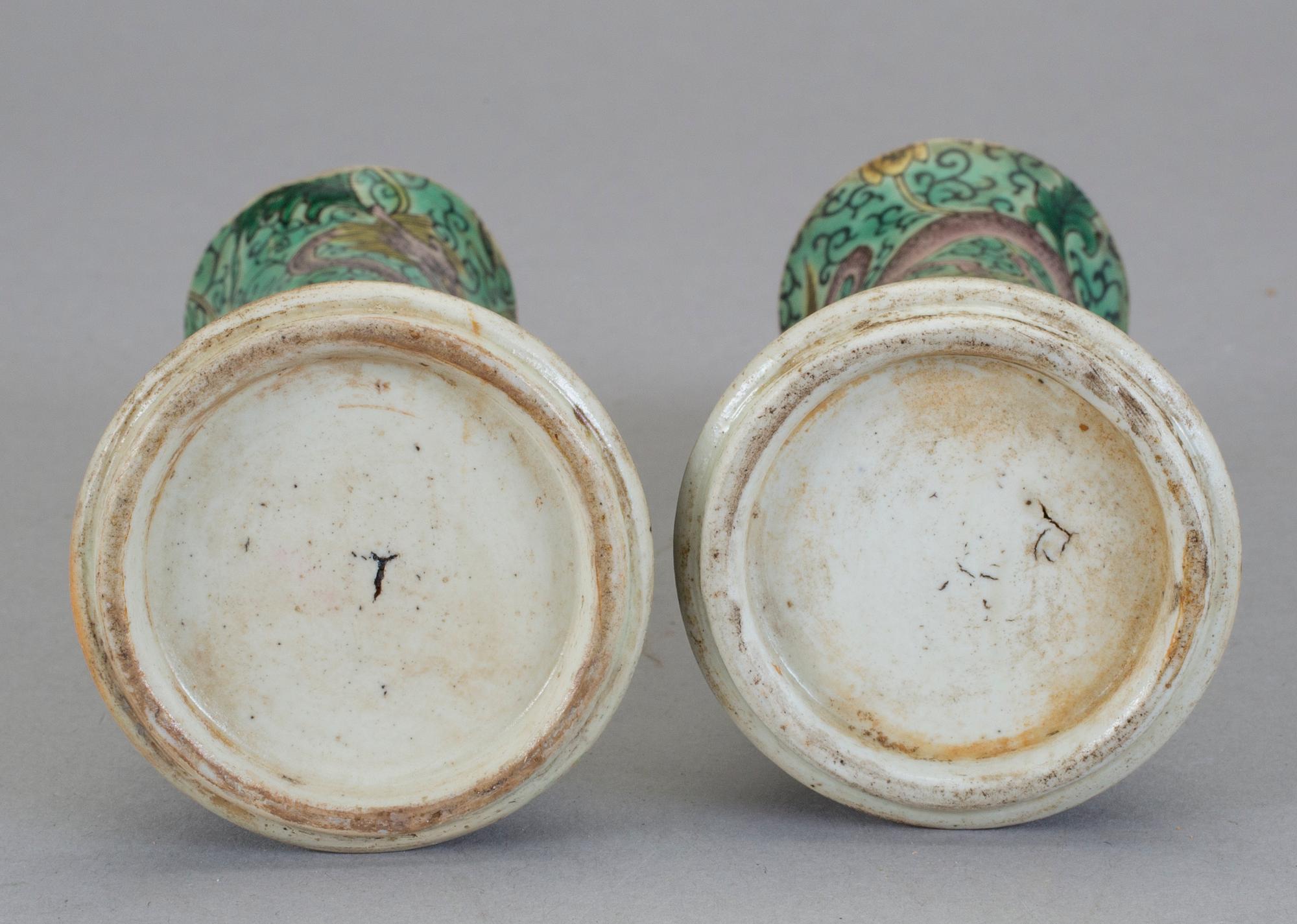VASER, ett par, biskvi, Kina. 1800-tal.