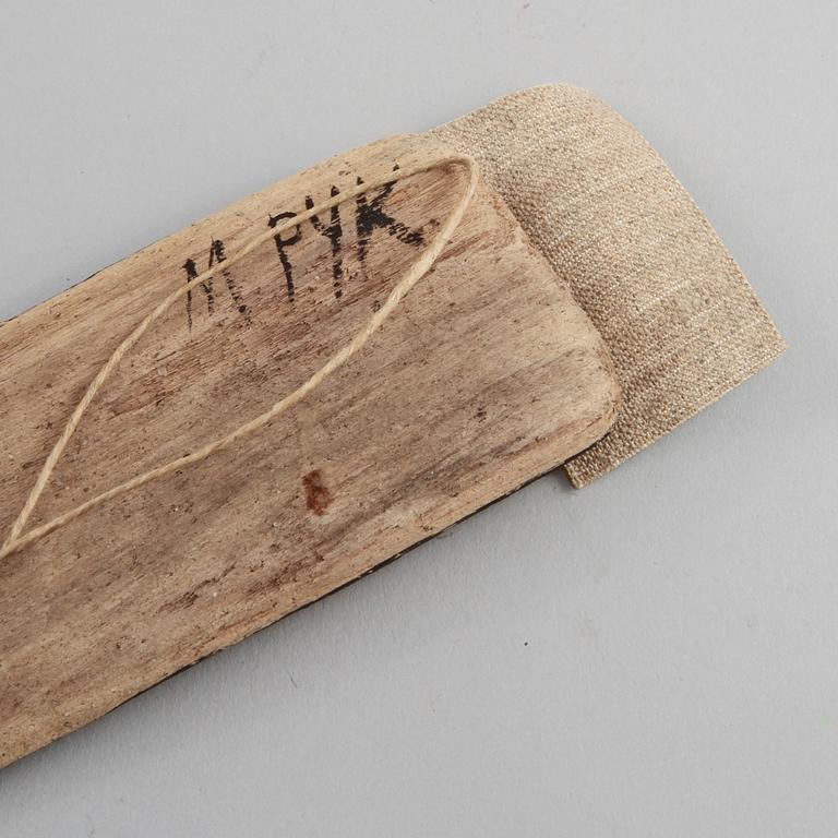 MADELEINE PYK, skulptur, olja på trä och duk, signerad.