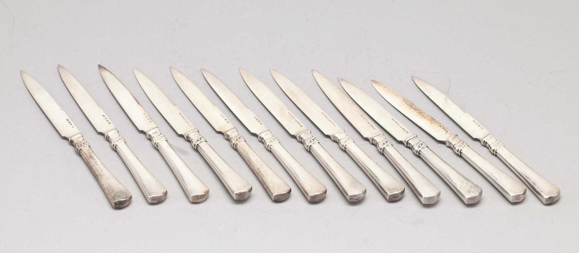 FRUKTKNIVAR, 12 st, silver, "Oxiderad med band", EM O Möller, Malmö. 1900-talets början. Total vikt ca 300 g.