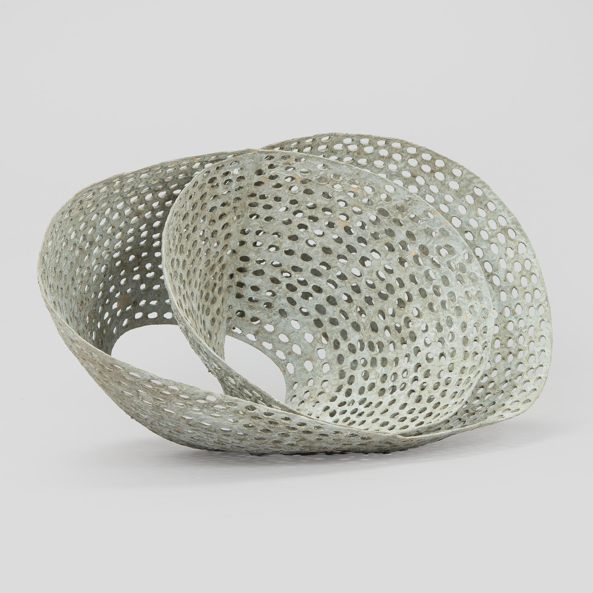 Kristina Riska, veistos, "Basket sculpture" keramiikkaa, signeerattu KR.