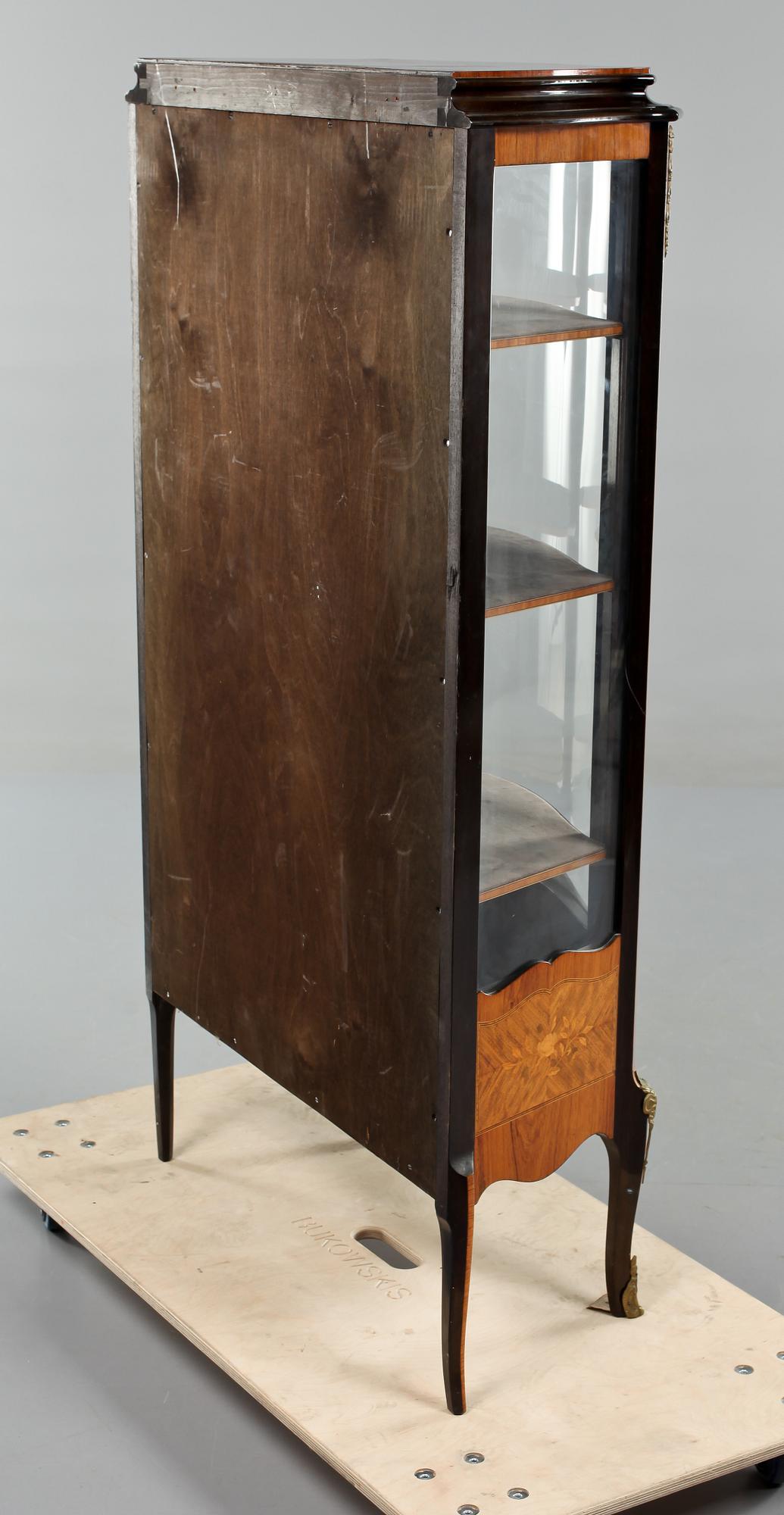 VITRINSKÅP, omkring 1900-talets mitt.