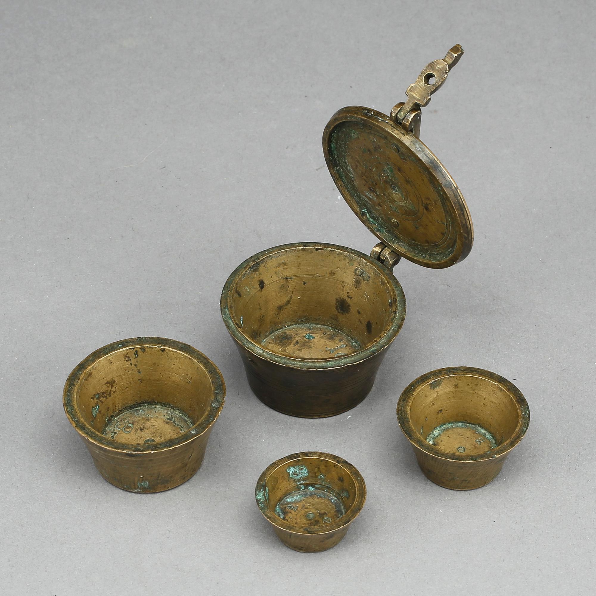 VIKTSATS, mässing, Sverige, med datering 1795.