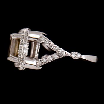 RING, 9 k guld, diamant ca 1.88 ct, briljantslipade diamanter tot ca 1.00 ct.