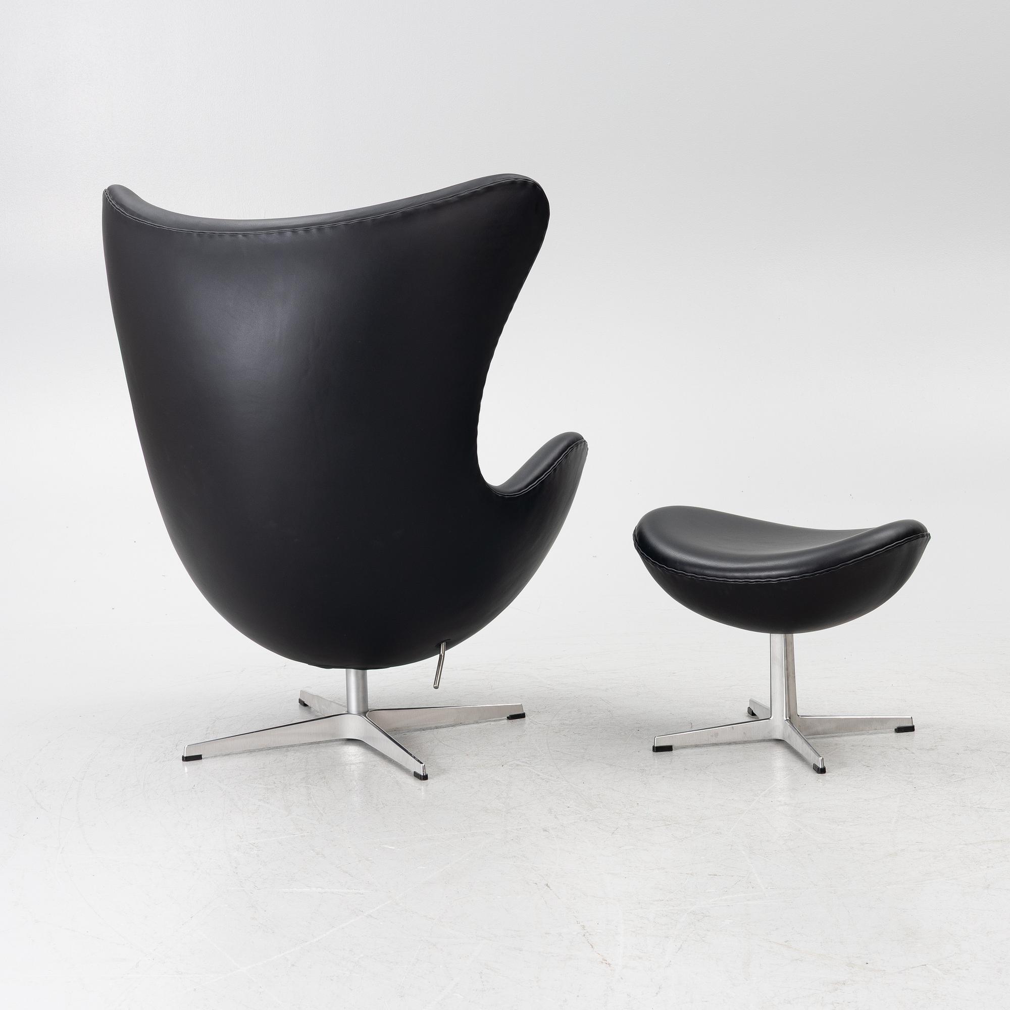 Arne Jacobsen, fåtölj med fotpall, "Ägget", Fritz Hansen, Danmark, 2022.