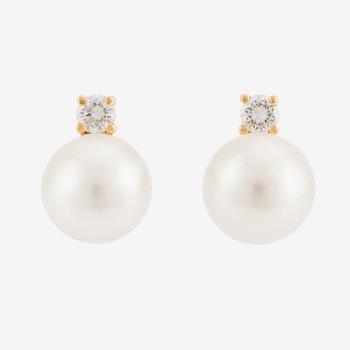 Örhängen, ett par, med odlade pärlor och briljantslipade diamanter.