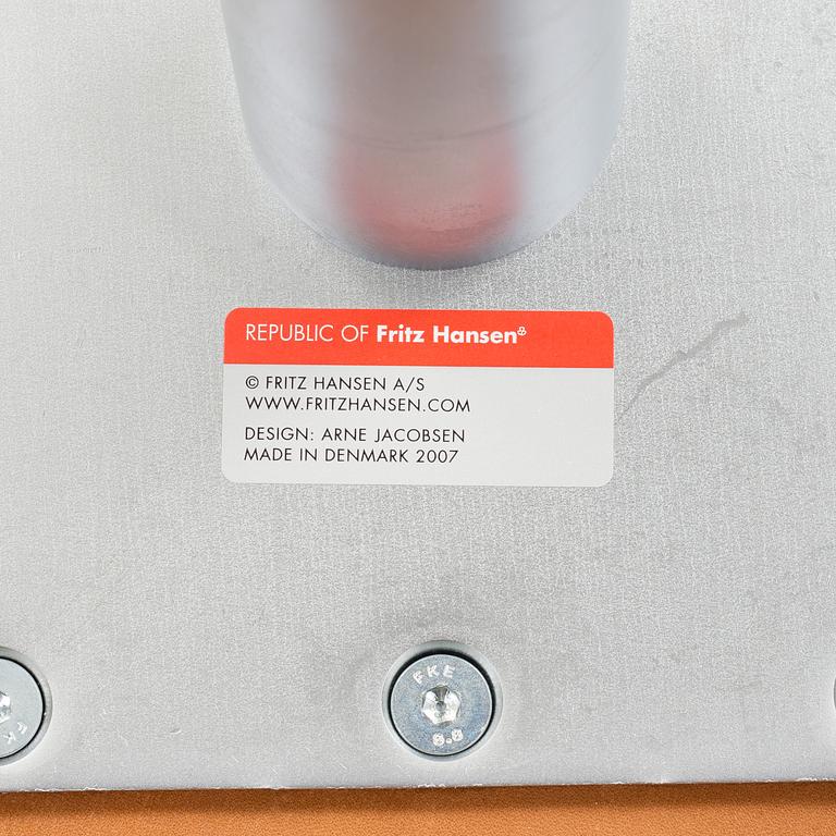 A "Swan" chair by Arne Jacobsen for Fritz Hansen, 2007.