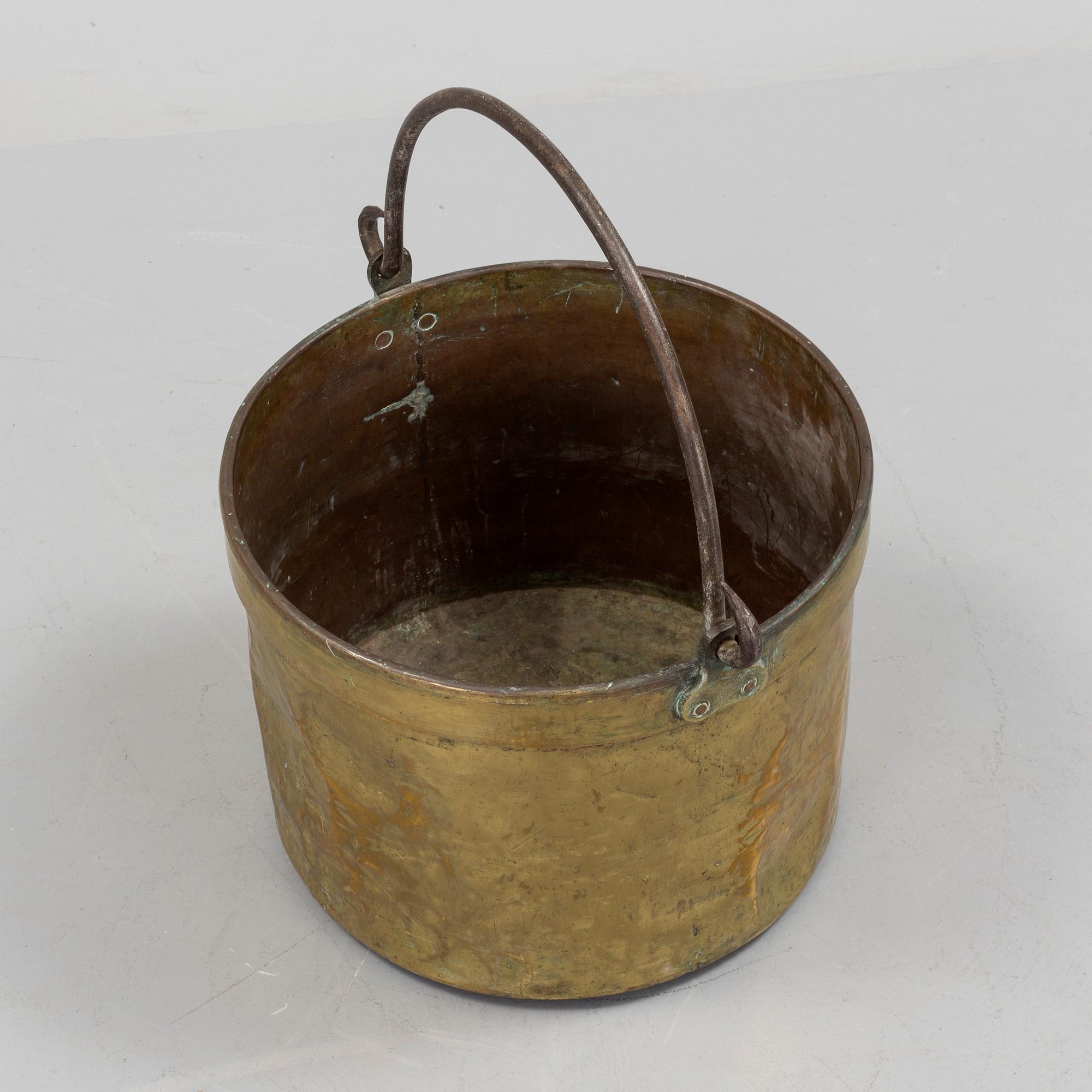 AN 18TH CENTURY BRASS CAULDRON.