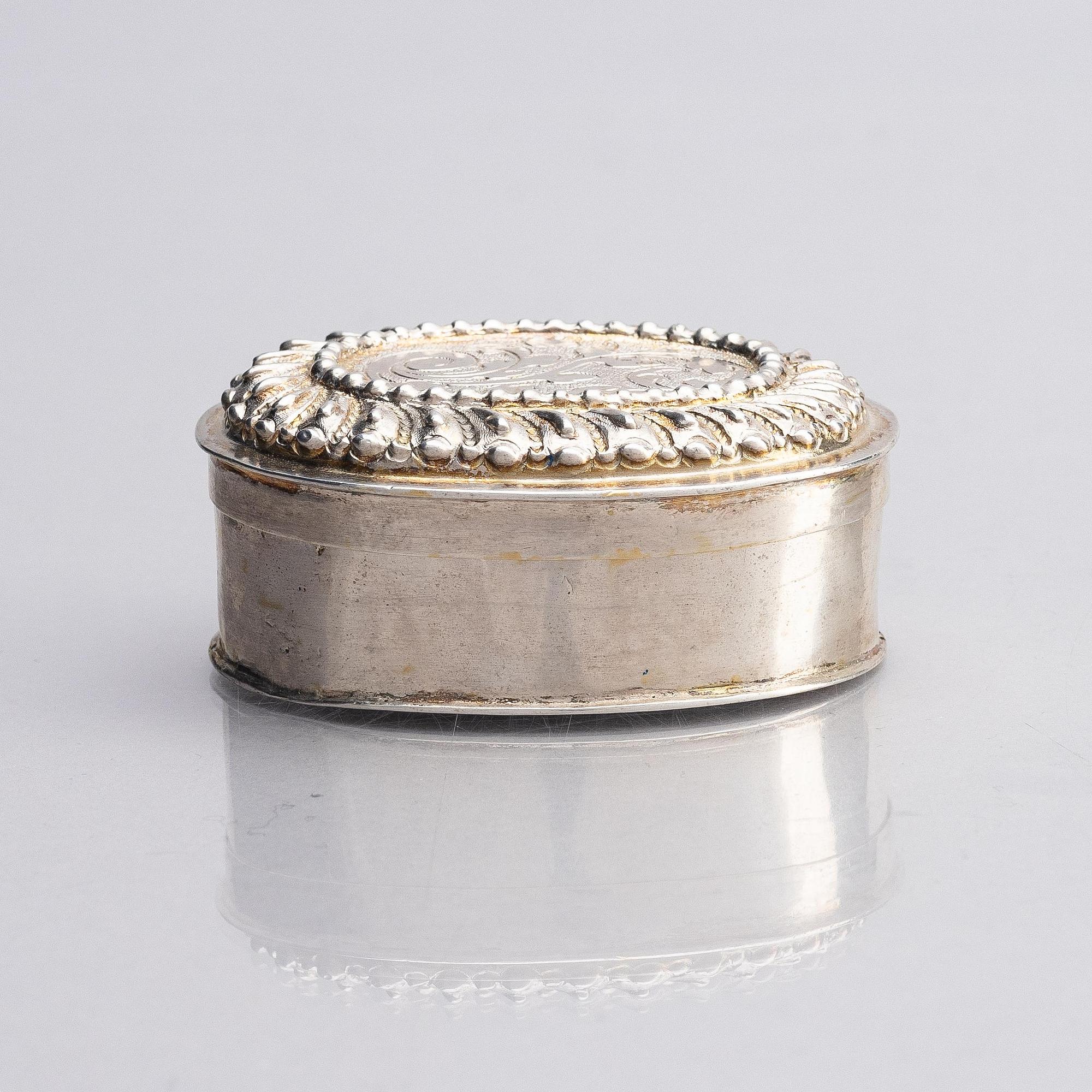 A German early 18th century silver gilt box with lid, mark of Johann Conrad Weiss (active 1699-1758), Nuremberg.