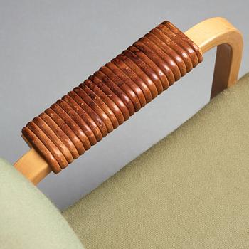 Alvar Aalto, a pair of model nr 48 laminated birch and leather easy chairs, Oy Huonekalu- ja Rakennustyötehdas for Artek, Finland.