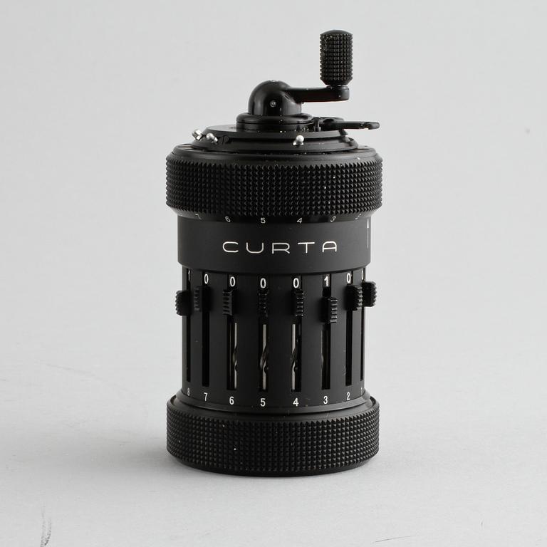 KALKYLATOR, "Curta, Type I", utvecklad av Curt Herzstark, tillverkad av Contina AG Mauren, 1956.