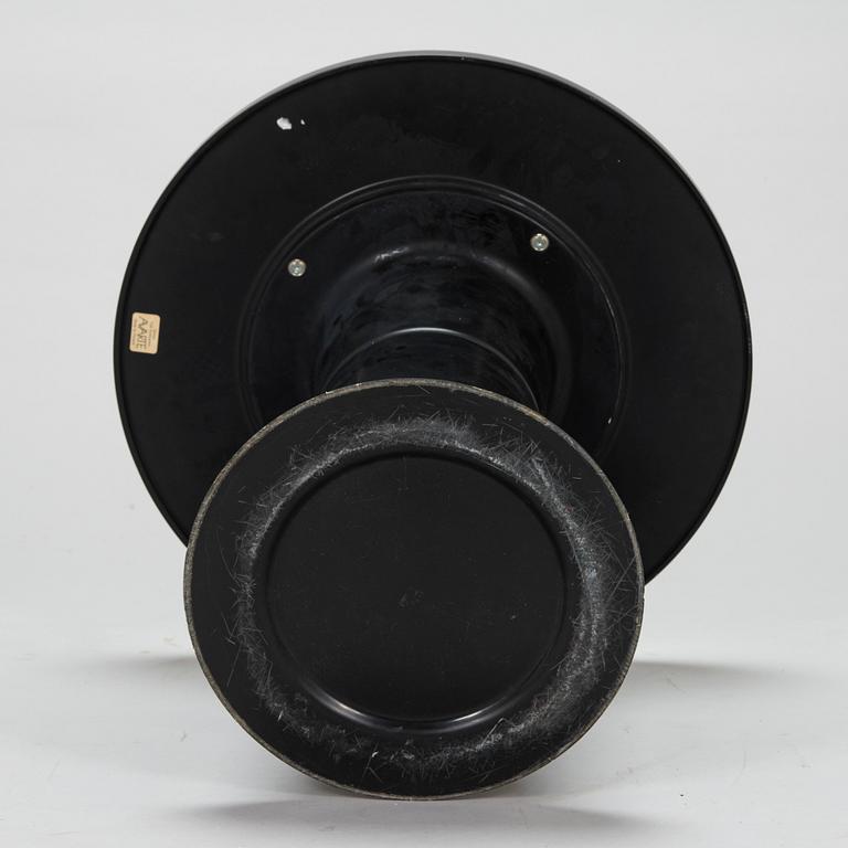 Yrjö Kukkapuro, fåtölj "Karusell" och bord "Saturnus" modell 659-55, Avarte, Finland.