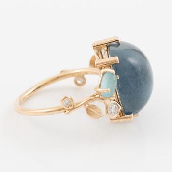 Ring, Mandelstam, 18K guld med cabochonslipad blå turmalin, apatiter och briljantslipade diamanter.