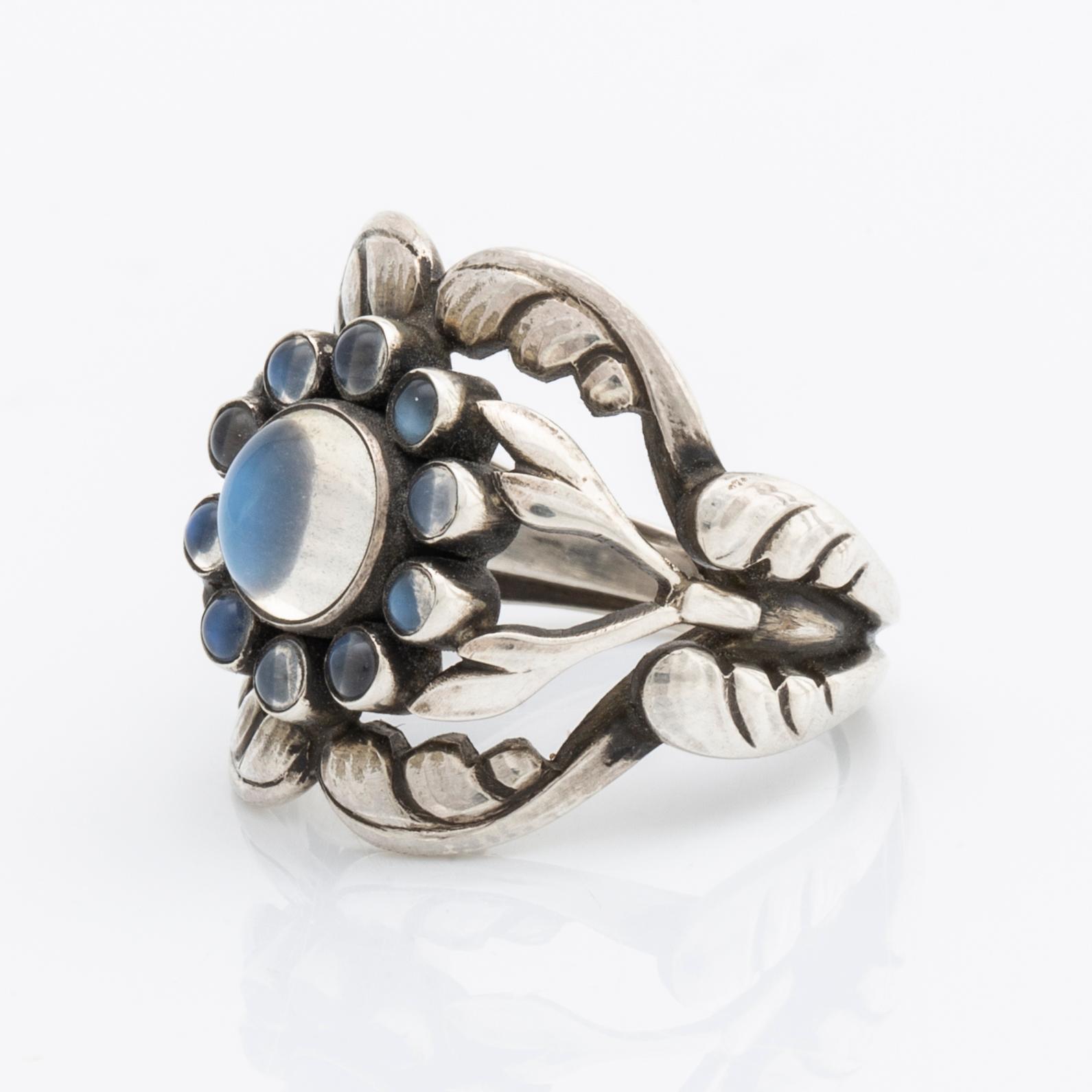 GEORG JENSEN RING silver mith 1 moonstone approx 6 mm design nr 10 Denmark. Bukowskis