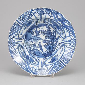 A blue and white kraak deep dish, Ming dynasty, Wanli (1572-1620).