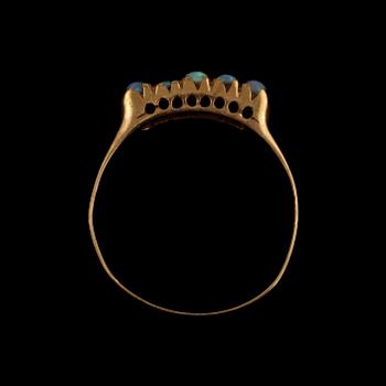 RING, 14k guld med 5 cabochonslipade opaler. Vikt 2 g.