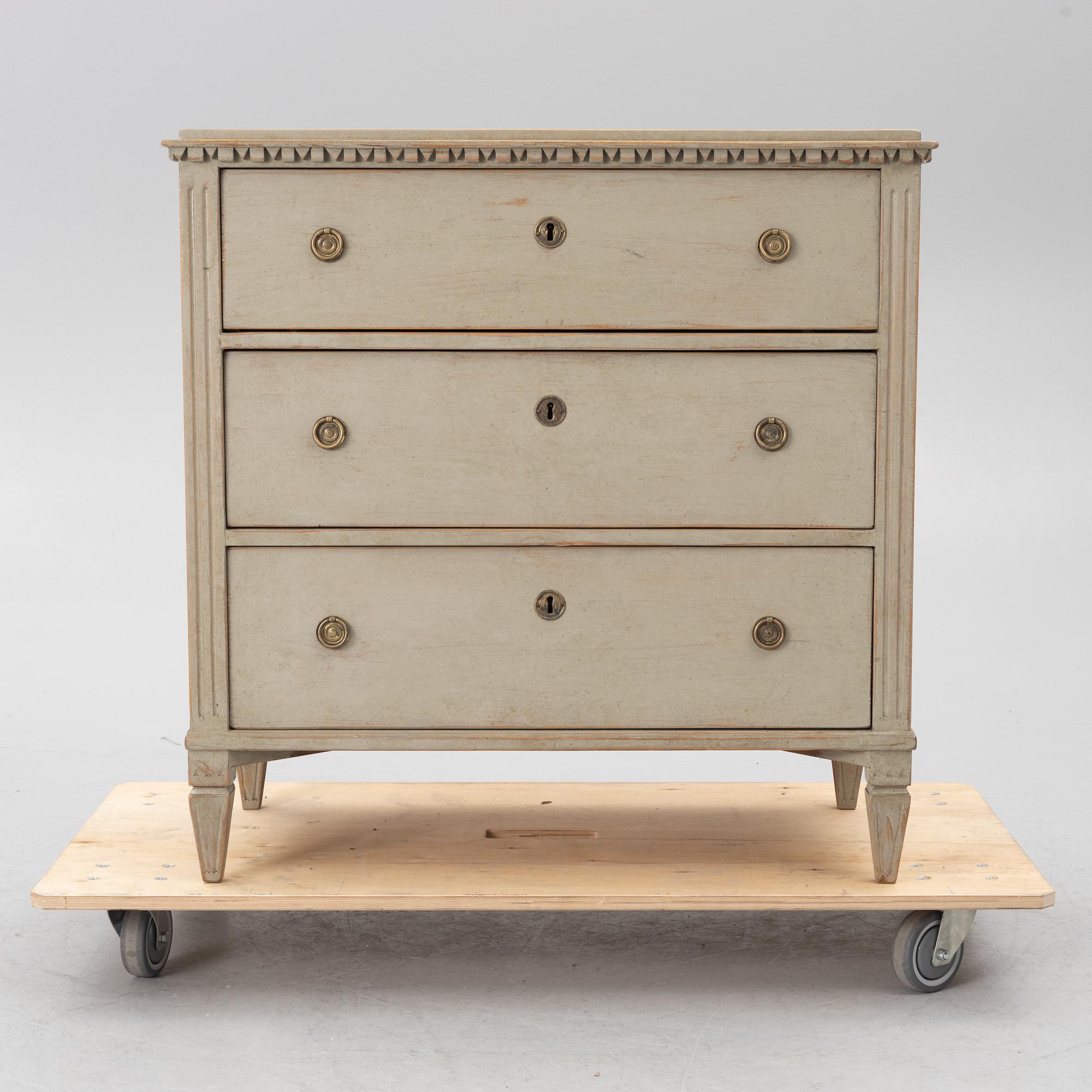 Chest of drawers, Gustavian style, 19th century.