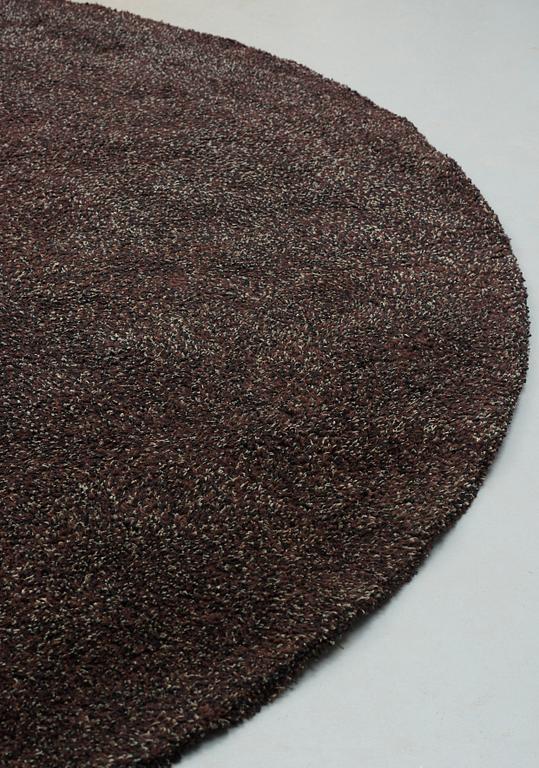 Gunilla Lagerhem Ullberg, CARPET. "Stubb nr 107". Almost circular. Design by Gunilla Lagerhem-Ullberg, Kasthall. Diameter 271-277 cm.