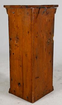 HÄNGHÖRNSKÅP, allmoge, daterat 1743.