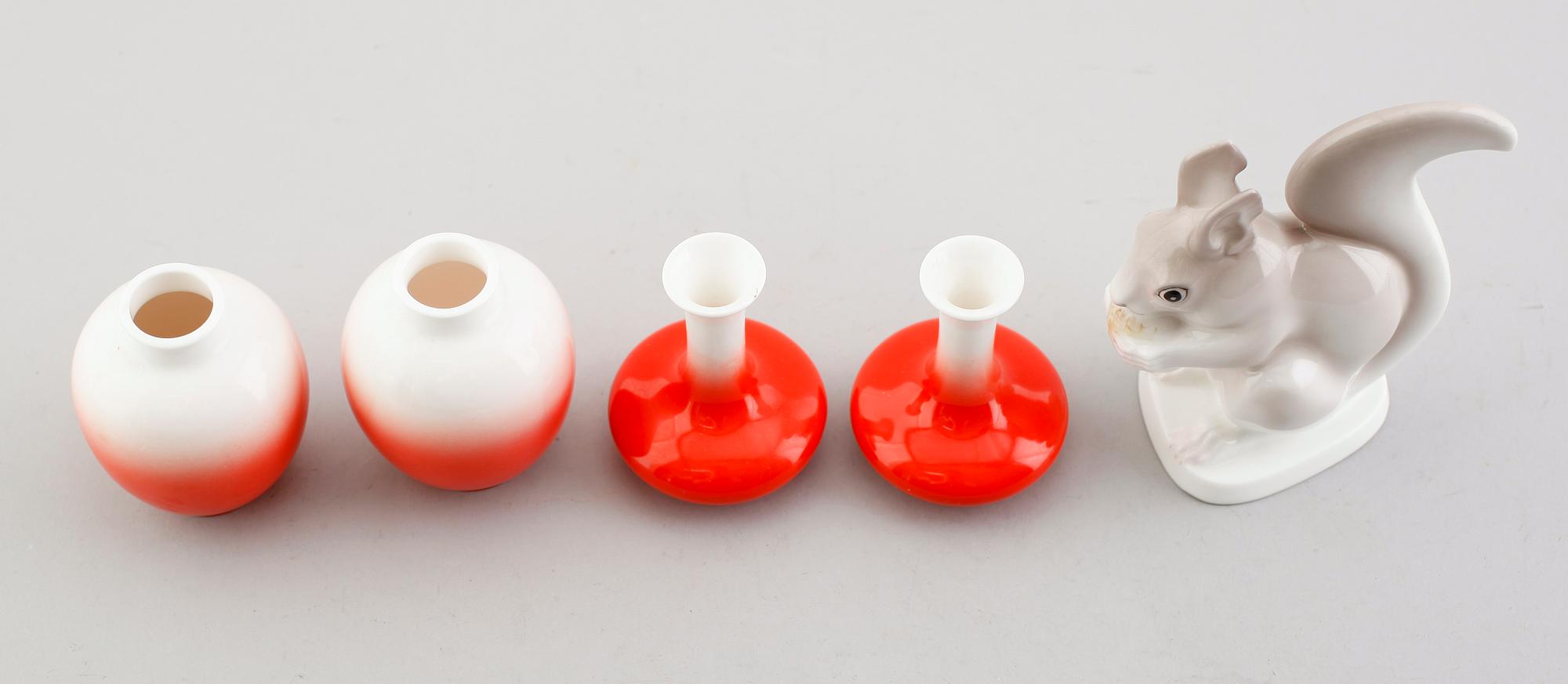 VASER, 4 st SAMT FIGUR, porslin, Japan, 1900-talets andra hälft.