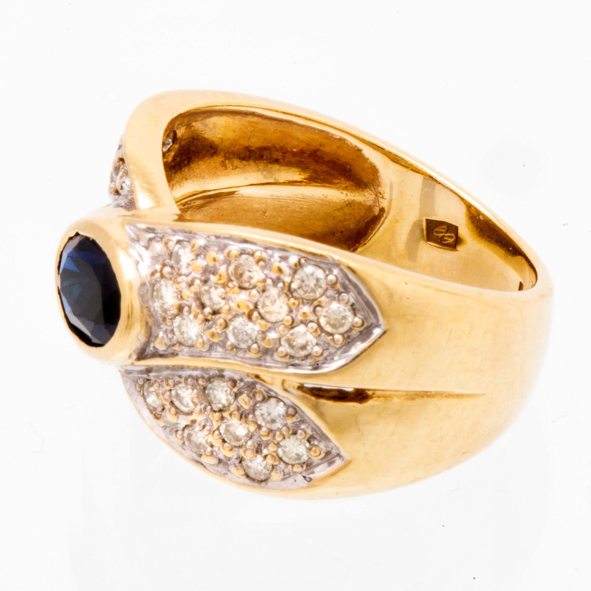 Ring 18K gold 1 sapphire apprx 7 x 4 mm and brilliant-cut diamonds approx 0,40 ct in total.