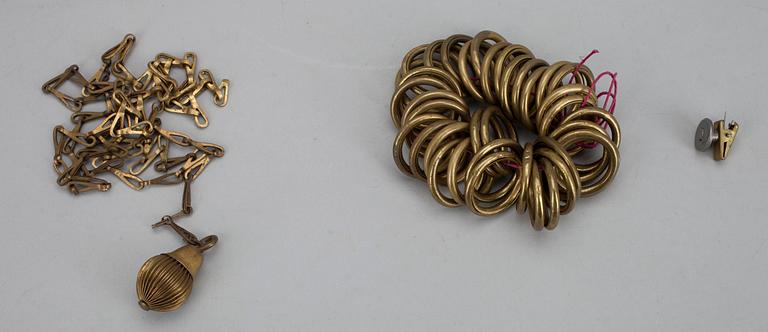 PARTI GARDINRINGAR samt FÄSTEN, mässing, 1900-talets första hälft.