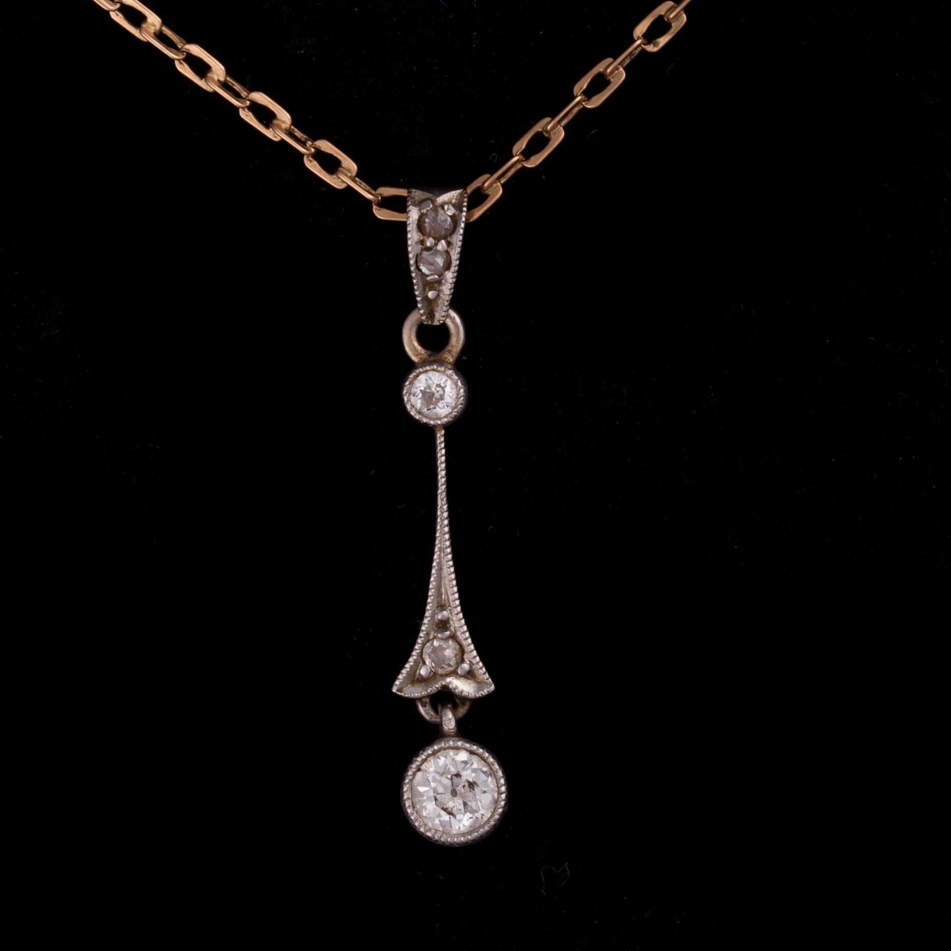 HÄNGSMYCKE, 18K guld, gammalslipad och rosenslipade diamanter tot. 0,32 ct. Vikt 3,84 g. 1900-talets början.