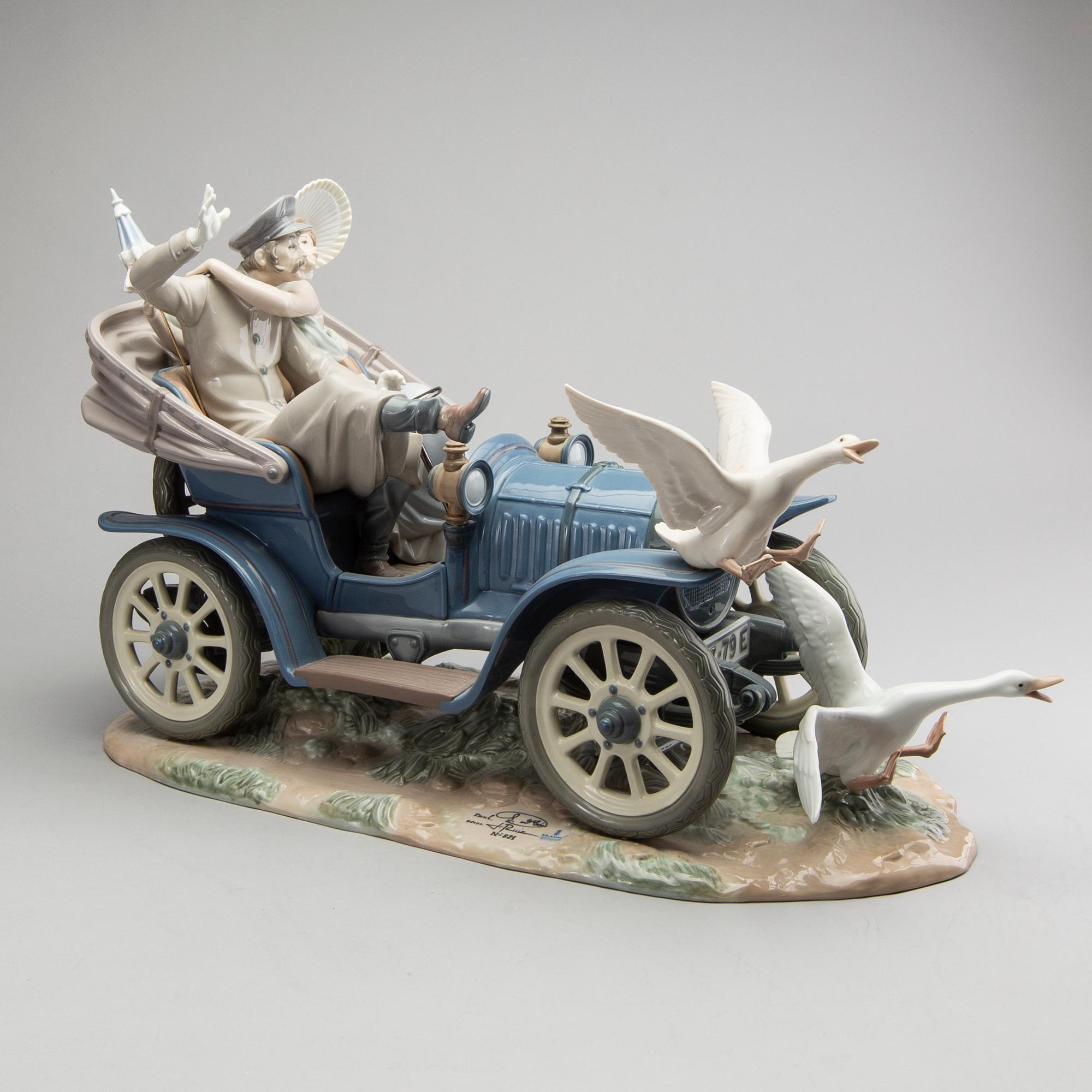 LLADRO, figurgrupp, no 821, bil och fåglar, Spanien, dekor av Ruiz, 1900-talets slut.