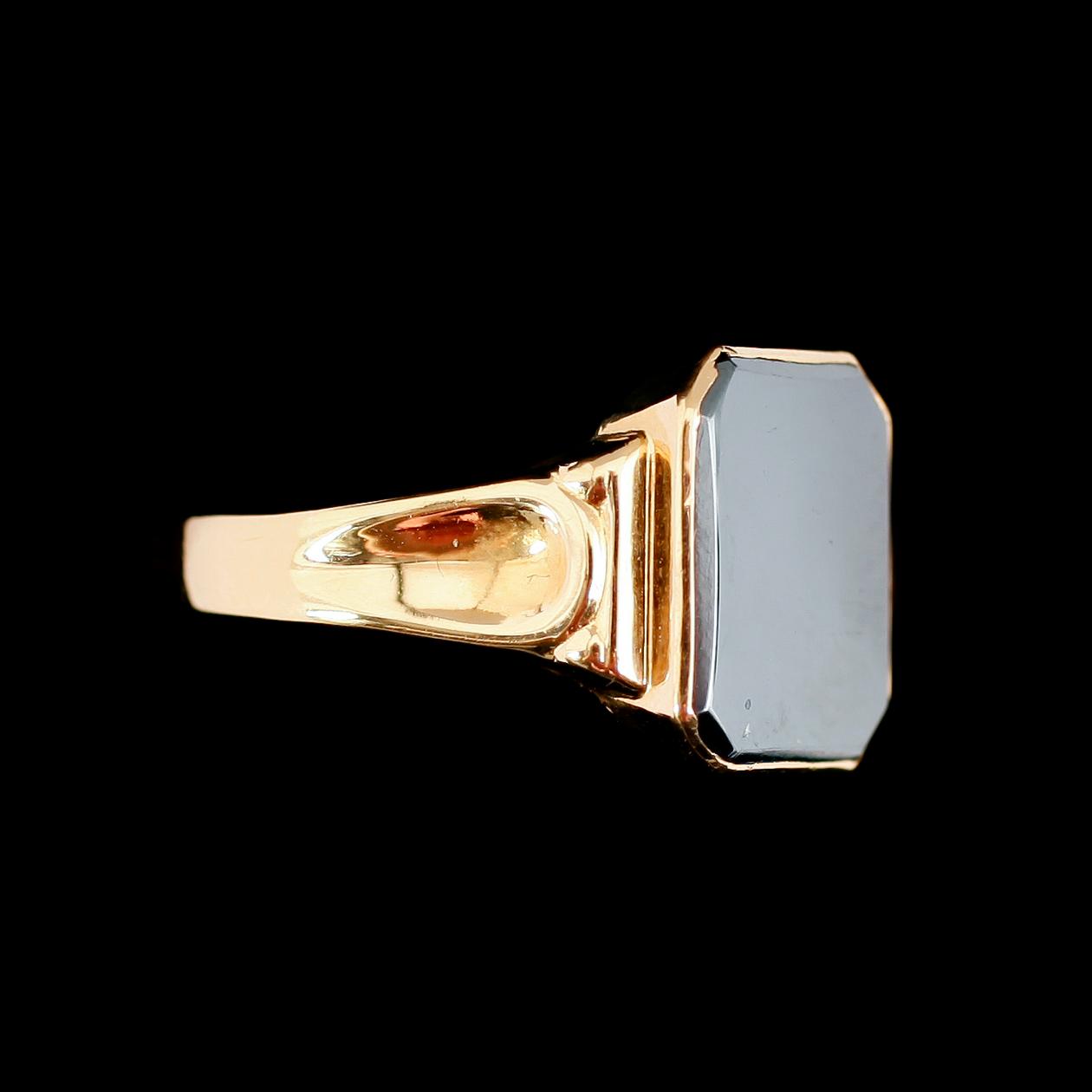 KLACKRING, 18 k guld, med svart onyx. Total vikt ca 5 gram.